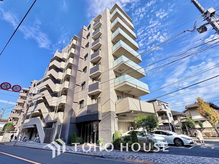 外観 【living】居心地のいい暮らしには欠かせない眩い採光。ゆったりとした幅の窓からこの空間に降り注ぐ採光が絶えない。明るいリビングこそ居心地のいい暮らしが待っているのだと思う。