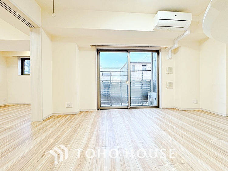 内装 ◆サンサンと◆差し込む太陽の光がこのリビングに笑いをもたらす。ソファの上のクッションがポカポカした暖気にぬくぬくと微睡んでいる。