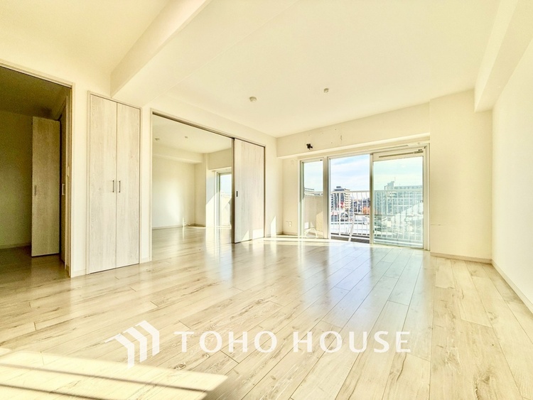 内装 ◆リビング◆たくさんの窓から注ぐ太陽の光。時間の経過とともに光と影のコントラストがこの空間のムードを変え、部屋に変化と温もりをもたらしてくれる。