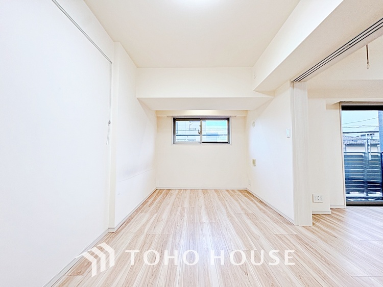 内装 使いやすく、明るい洋室に仕上がります。子供部屋や趣味のお部屋にご利用できます。ご自身で家具などを配置し、素敵な空間を創り上げられます。