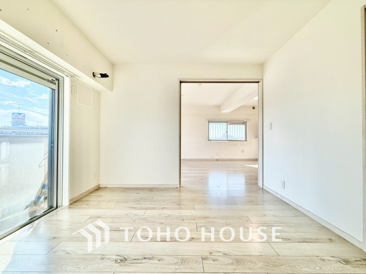 内装 ◆色彩◆この空間に放たれた光は華美なまでに演出されたデザイン。流れる時をより芳醇なコーヒーの様な色彩奏でるアダージョ。そして情景豊かな作品のような暮らしがイメージできる。