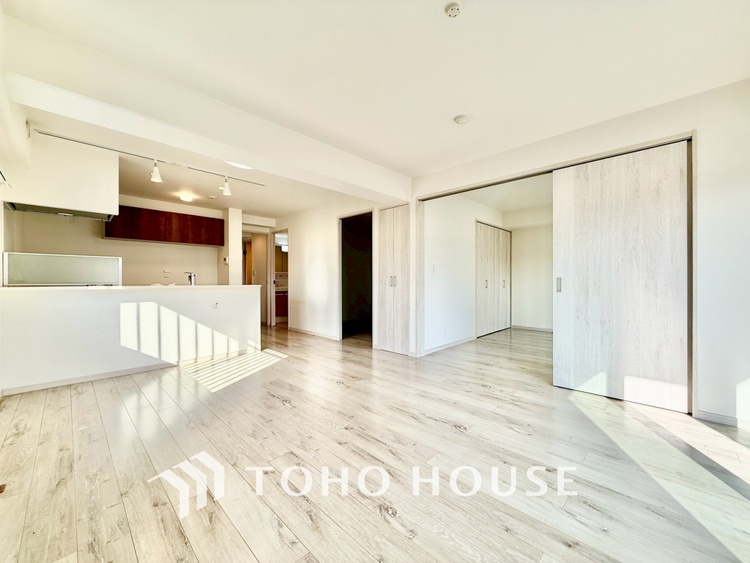 内装 ◆今宵の食卓◆ダウンライトに反射するグラスを眺めながらワインを注ぐ。トクトクと心地いい音をさせながら、フランスの古城を思わせる薫りがたちこめ、とても幸せな時を過ごせる。