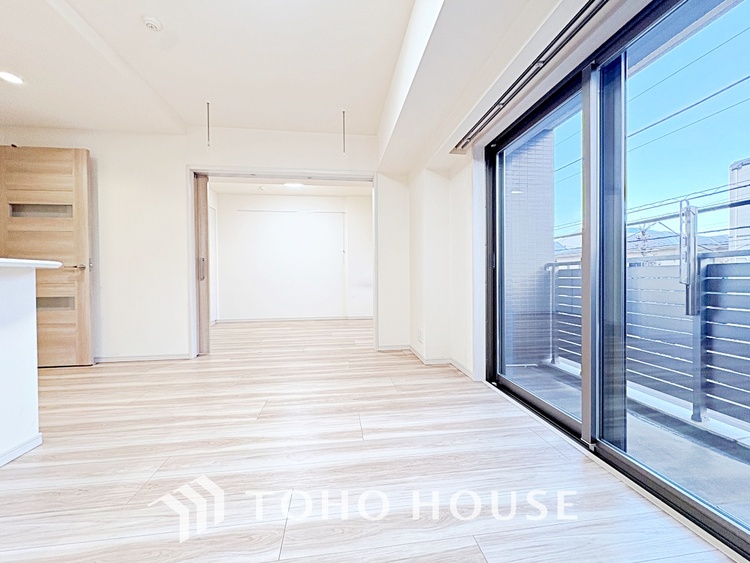 内装 ここはみんなが集い、食事と楽しい会話が始まる場所。話に夢中になりすぎて、ついつい時を忘れ、夜半過ぎになってしまう。そんな束の間の幸せを感じさせてくれます。