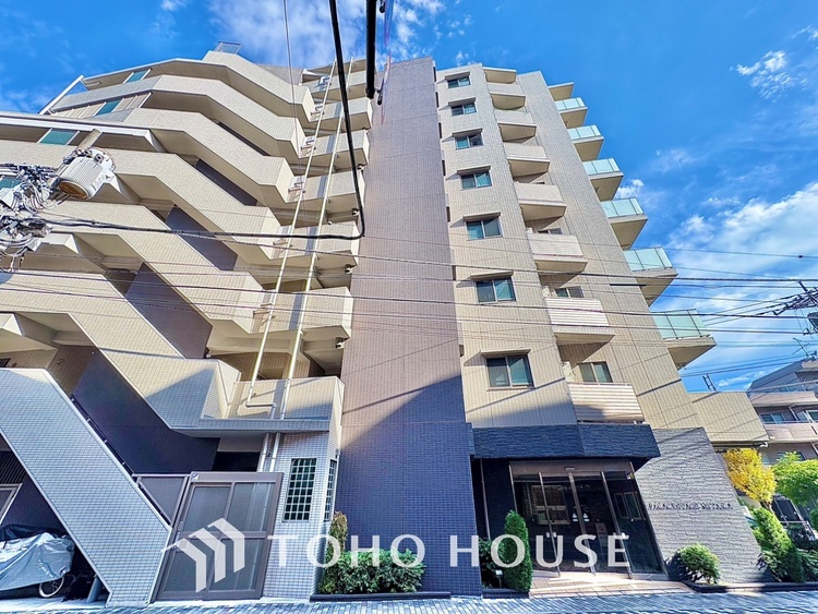 その他 【浴室】《一日の疲れを落としてくれる場所は、落ち着く場所でなければならない》　高級感溢れるカラーと大きさ・柔らかな曲線で構成された半身浴も楽しめるバスタブが心地よさをもたらします。