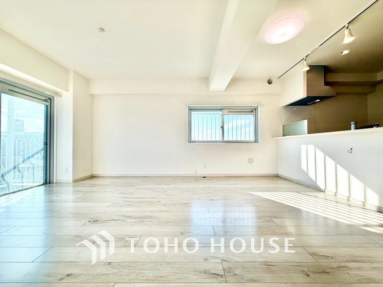 内装 ◆窓を開けると◆冷涼な風、そよぐリビング。だんらんの場所はここから始まり、ここで終わる。家族の笑顔が集う素敵な場所だから、こだわり抜いた思いが詰まっているのだと思う。