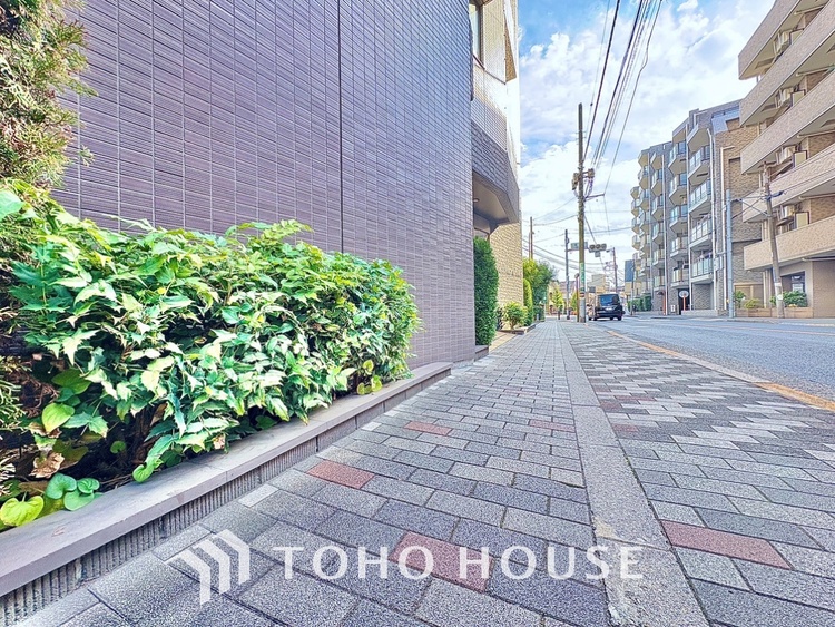 外観 清潔感あるホワイト調のクロスと温もり溢れるモダンカラーの床材が見事に調和した本邸宅は、毎日の生活を少しでも快適に過ごして頂ける様に落ち着いた雰囲気作りから行っています。