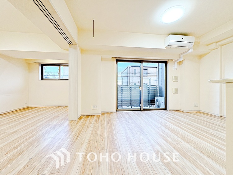 内装 使いやすく、明るい洋室に仕上がります。子供部屋や趣味のお部屋にご利用できます。ご自身で家具などを配置し、素敵な空間を創り上げられます。