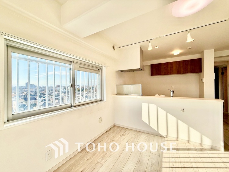 内装 ◆リビング◆そこには目を輝かせ笑顔で見つめてくれる君がいて、「おかえり」の言葉がこだまする。何気ない日々の挨拶は僕にとっては幸せで、同時に君の瞳にも恋している。