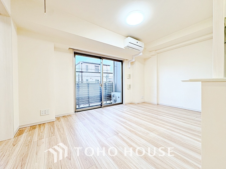 内装 使いやすく、明るい洋室に仕上がります。子供部屋や趣味のお部屋にご利用できます。ご自身で家具などを配置し、素敵な空間を創り上げられます。