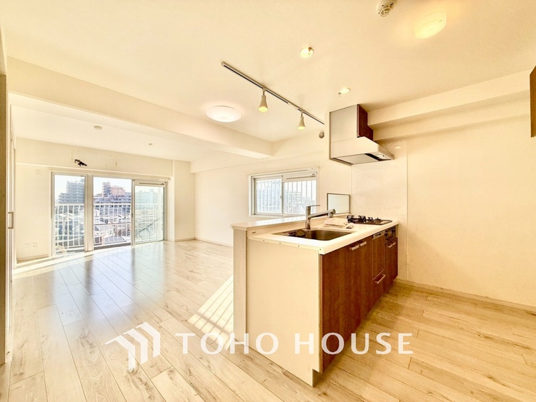 キッチン ◆キッチン◆美しく使いやすいキッチンは油汚れが簡単に拭き取れる素材で加工されており、浄水器シャワーから流す水の音を軽減する静かなシンクを採用。見えないところにさり気ない配慮が嬉しいですね