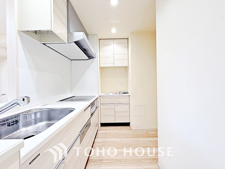 キッチン 手元の収納から、足元の収納までが全てスライド式で、奥のスペースまで有効に活用できます。奥まで上から見渡せるので、たまにしか使わない調理器具もサッと取出せます。