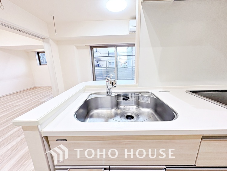 キッチン ◆愛育◆キッチンは家族の絆を育む大切な空間。シンプルで使い易いSystemKitchenで愉しく作る料理は愛情のある美味しいご馳走に。家族で使える広々としたダイニングキッチンです。