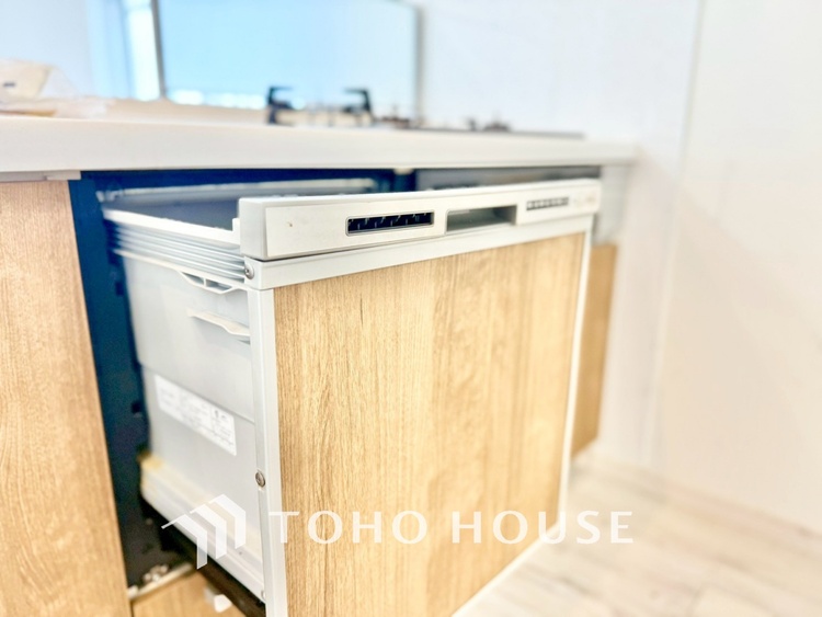 キッチン ◆今宵の食卓◆ダウンライトに反射するグラスを眺めながらワインを注ぐ。トクトクと心地いい音をさせながら、フランスの古城を思わせる薫りがたちこめ、とても幸せな時を過ごせる。