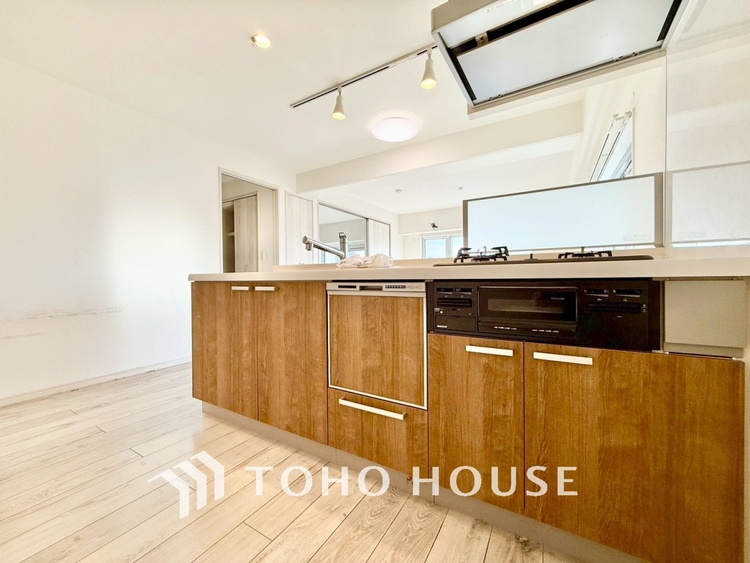 キッチン ◆キッチン◆美味しい料理を作りたくなるような気持にさせてくれる、腕を振るえる自慢のスペース。見上げると柔らかなダウンライトが包み込み、彩りを添えます。艶と光沢のある居心地の良いわが家のキッチン。