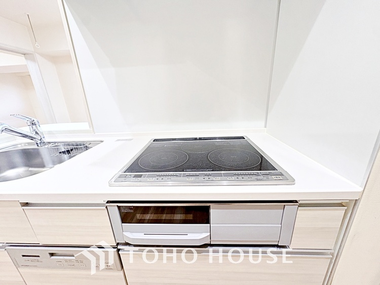 キッチン キッチンは家族の絆を育む大切な空間。シンプルで使い易いシステムキッチンで愉しく作る料理は愛情のある美味しいご馳走に。家族で使えるダイニングキッチンです。