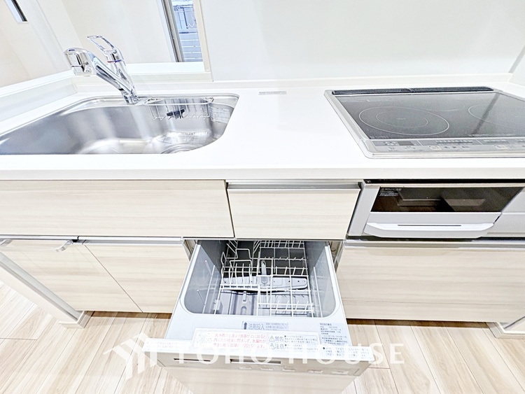 キッチン 広々としたキッチンのシンクは、料理の準備と片付けを楽にし、使いやすさを最大限に引き立てます。