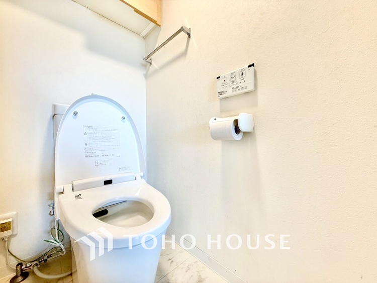 トイレ ◆トイレ◆トイレも全て新品に交換されており、清々しく新生活を始めることができます。白基調の清潔感のある空間に生まれ変わりました。