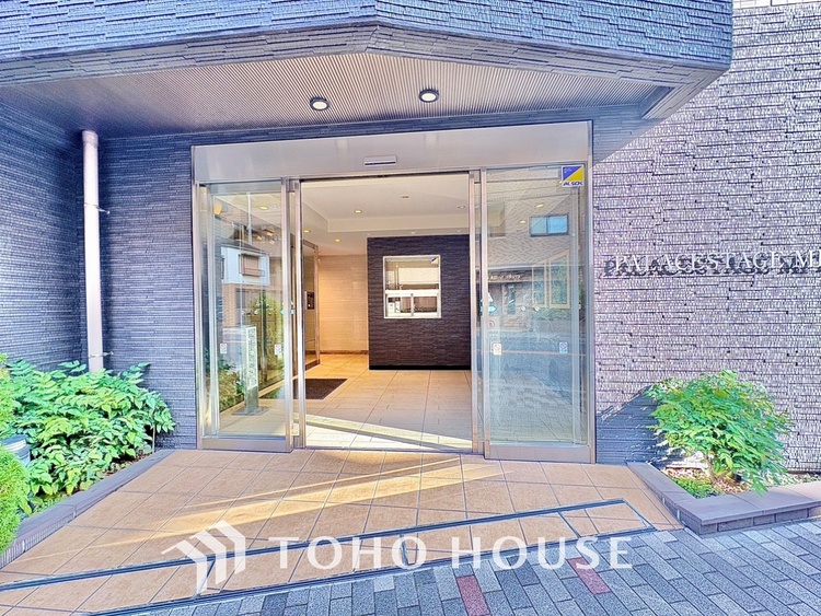 エントランス キッチンは家族の絆を育む大切な空間。シンプルで使い易いシステムキッチンで愉しく作る料理は愛情のある美味しいご馳走に。家族で使えるダイニングキッチンです。