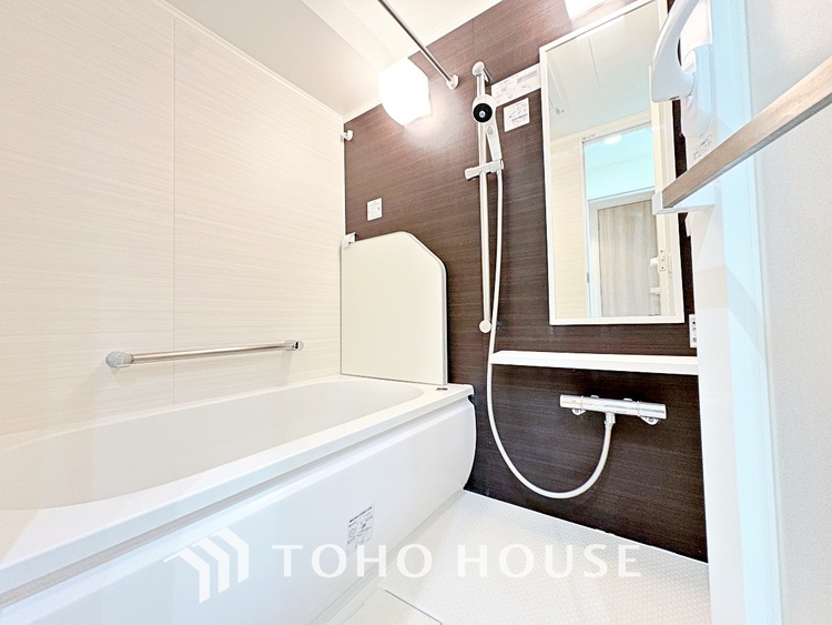 風呂 【浴室】《一日の疲れを落としてくれる場所は、落ち着く場所でなければならない》　高級感溢れるカラーと大きさ・柔らかな曲線で構成された半身浴も楽しめるバスタブが心地よさをもたらします。