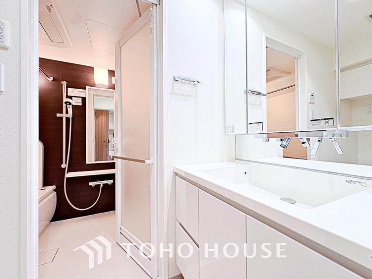 洗面 気持ちの良い朝をつくりだし、夕方には笑顔を取り戻させてくれるミラー。パウダールームはいつでも本来の自分を取り戻せる空間。明るく仕上げてあります。