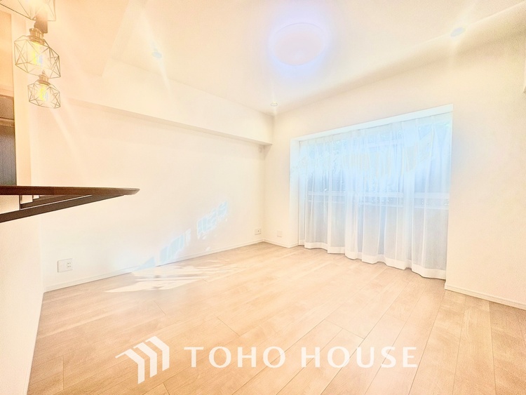 内装 【LIVING】◆眩い◆光が燦々と入り、家族の笑顔を照らす。「いつまでも続いて」と願う夢のような毎日がここにある。