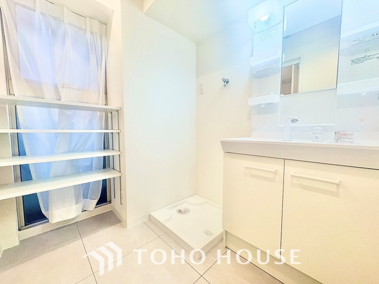 洗面 【WASHROOM】◆快適◆煌びやかな暮らしの中にも忘れたくない快適さ。大きな収納が助けてくれます。