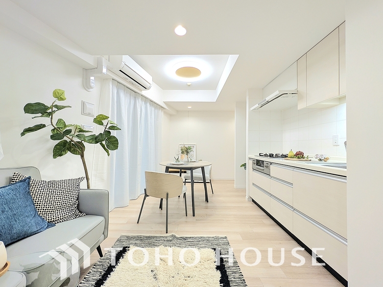 内装 陽光が降り注ぐ、開放的な大空間です。家族の絆を育み、ゲストをもてなす舞台となる、心豊かな団らんの時間が流れます。