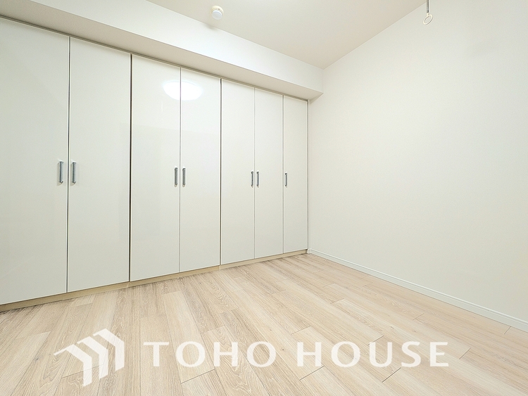 内装 極上のプライベート空間が、深い安らぎを誘います。一日の疲れを忘れさせる静けさと、心地よい目覚めを約束する聖域です。