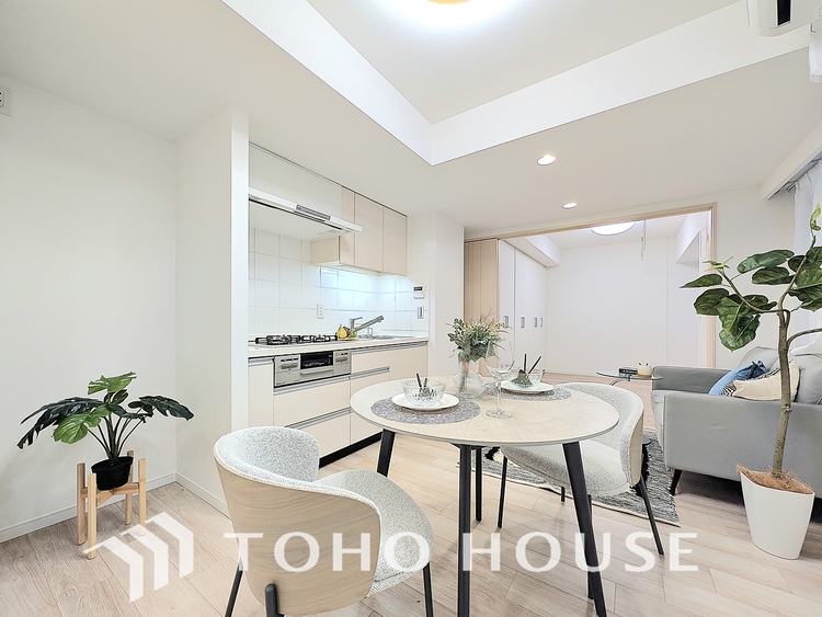 内装 陽光が降り注ぐ、開放的な大空間です。家族の絆を育み、ゲストをもてなす舞台となる、心豊かな団らんの時間が流れます。