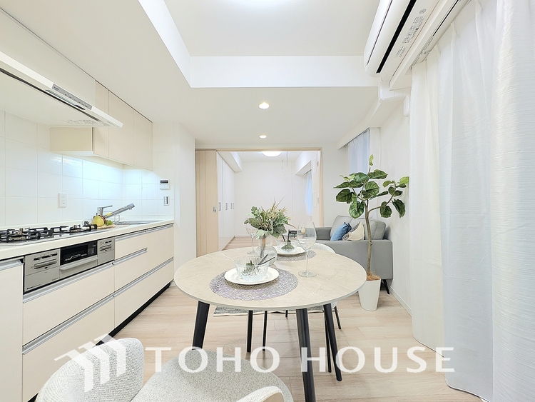 内装 陽光が降り注ぐ、開放的な大空間です。家族の絆を育み、ゲストをもてなす舞台となる、心豊かな団らんの時間が流れます。