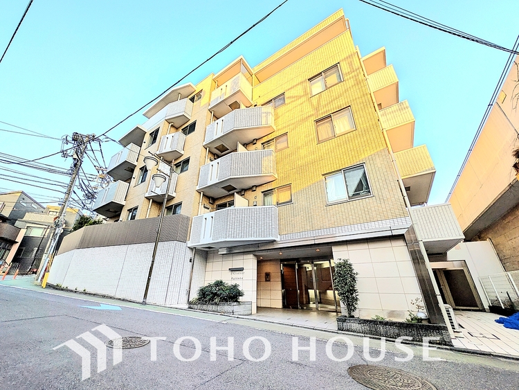 外観 街の景観を牽引するような、洗練されたデザインのレジデンスです。圧倒的な存在感を放ち、住まう人のステータスを象徴します。