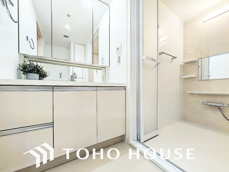 キッチン あなたの創造性を刺激する舞台。最新の機能と美しいデザインが融合し、料理の時間を至福の瞬間に変えます。