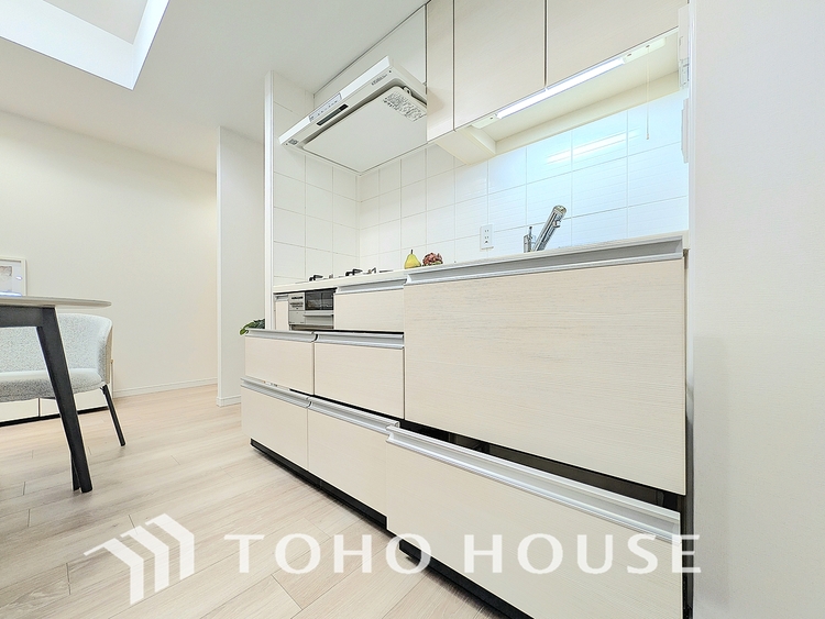 キッチン あなたの創造性を刺激する舞台。最新の機能と美しいデザインが融合し、料理の時間を至福の瞬間に変えます。