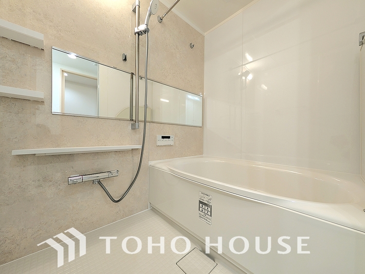 風呂 心と体を解き放つ空間。広々とした浴槽と最新の機能が、極上のリラクゼーションを提供し、疲れを完全に癒します。