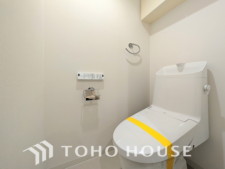 トイレ 清潔でプライベートな時間を守る空間。最新の機能と静謐なデザインが、訪れる人に心地よい安心感を与えます。