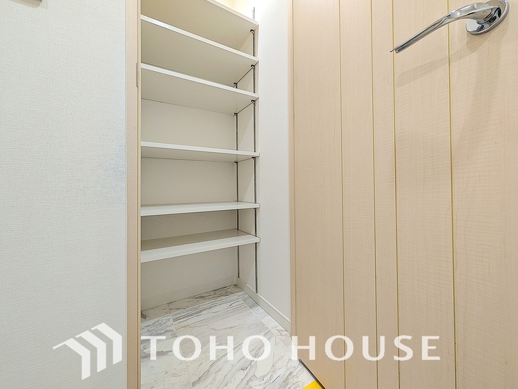 収納 空間の魔法。デッドスペースを徹底的に活用した大容量収納が、暮らしを豊かに整理し、広々とした居住空間を叶えます。