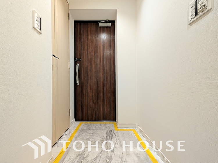 玄関 住まいの顔となるエントランス。洗練されたデザインと充足した収納が、あなたとゲストを心地よく迎える上質な空間です。