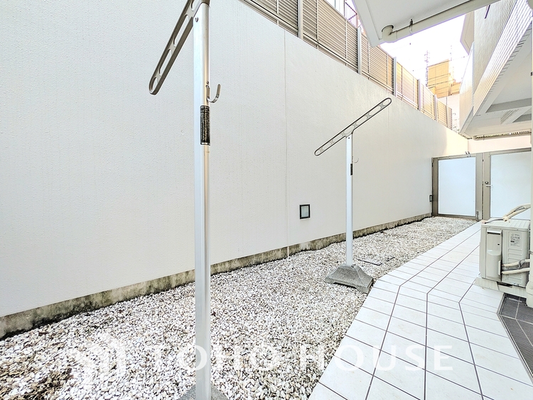 バルコニー 陽光が降り注ぐ、開放感あふれる屋外空間です。セカンドリビングとして、あるいは優雅なカフェタイムの舞台として多目的に活用できます。