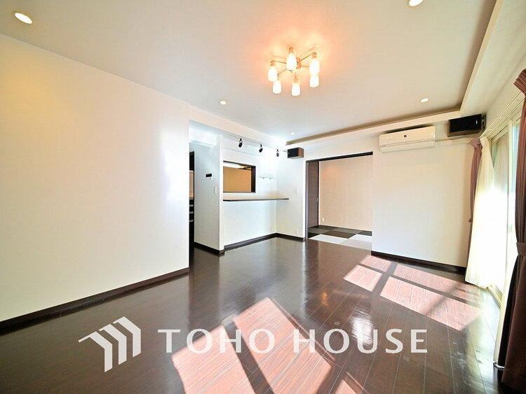 内装 上質な時間を育む暮らしのメインステージ。寛ぎとコミュニケーションを育む居心地のよい場所