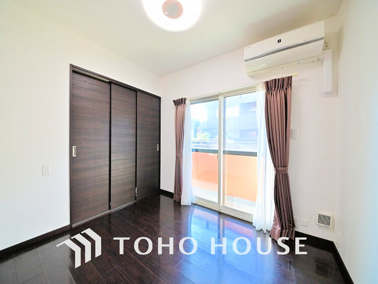 内装 採光もある洋室は、くつろぎのひと時を過ごすのにぴったり