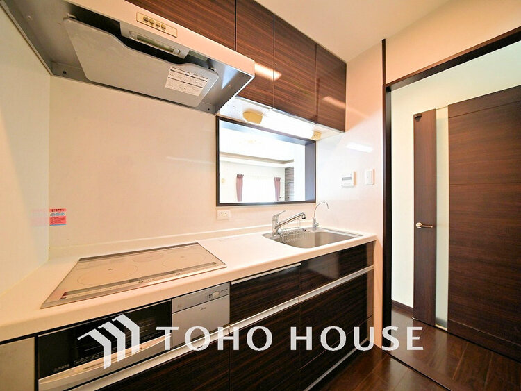 キッチン 落ち着きのあるカラーで統一された清潔感と気品が溢れるキッチン