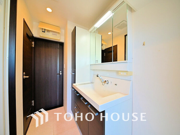 洗面 落ち着きのある色合いでまとめられた洗面室