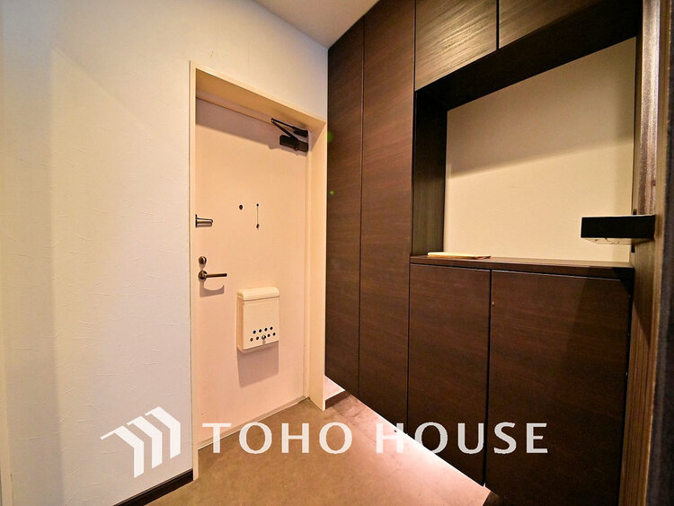 玄関 落ち着いた雰囲気の玄関、家族の帰りを暖かく迎えてくれます