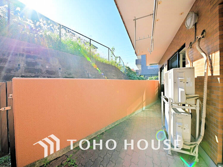 バルコニー 日当たりの良いバルコニーで晴れの日の洗濯物も楽しみになりますね