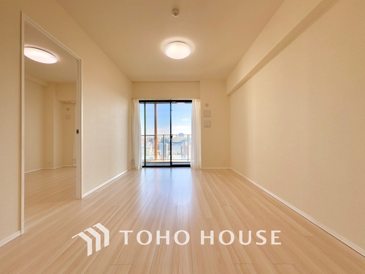 内装 叶えたかったのは落ち着きのあるナチュラルな風合い、そして開放感があるリビング。優雅な気分に浸れる幸せな時間を家族が自然と集まりたくなるこの空間で。