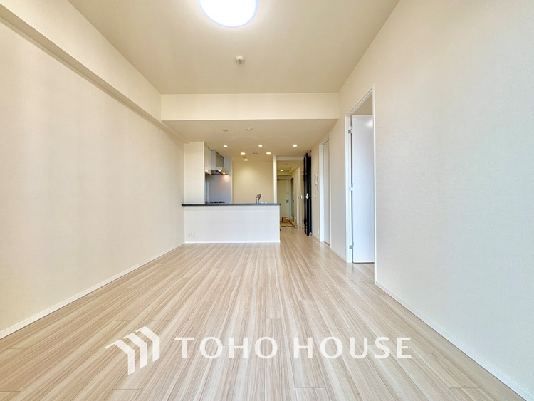 内装 ◆瀟洒な空間◆落ち着いた小棚や室内の緑光、アクセントのある彩が見事に調和させた瀟洒なリビングルーム。ここに集まる家族の会話と笑顔が絶え間なく続く幸せな空間。