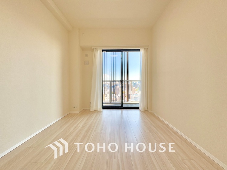 内装 風の通り道。舞い込んでくる風が優しく躍り、室内に爽やかな空気を運んでくる。そこに季節の息吹を感じて、いまがどんな季節なのかを実感する。