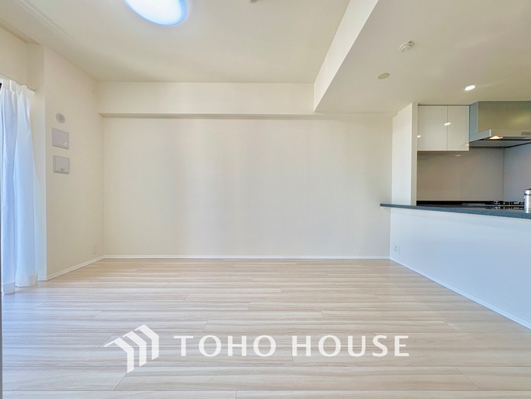 内装 ここはみんなが集い、食事と楽しい会話が始まる場所。話に夢中になりすぎて、ついつい時を忘れ、夜半過ぎになってしまう。そんな束の間の幸せを感じさせてくれます。