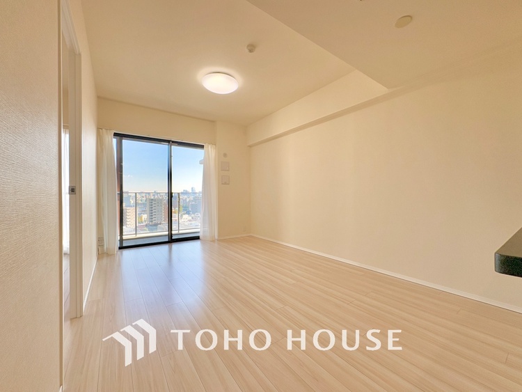 内装 ◆瀟洒な空間◆落ち着いた小棚や室内の緑光、アクセントのある彩が見事に調和させた瀟洒なリビングルーム。ここに集まる家族の会話と笑顔が絶え間なく続く幸せな空間。