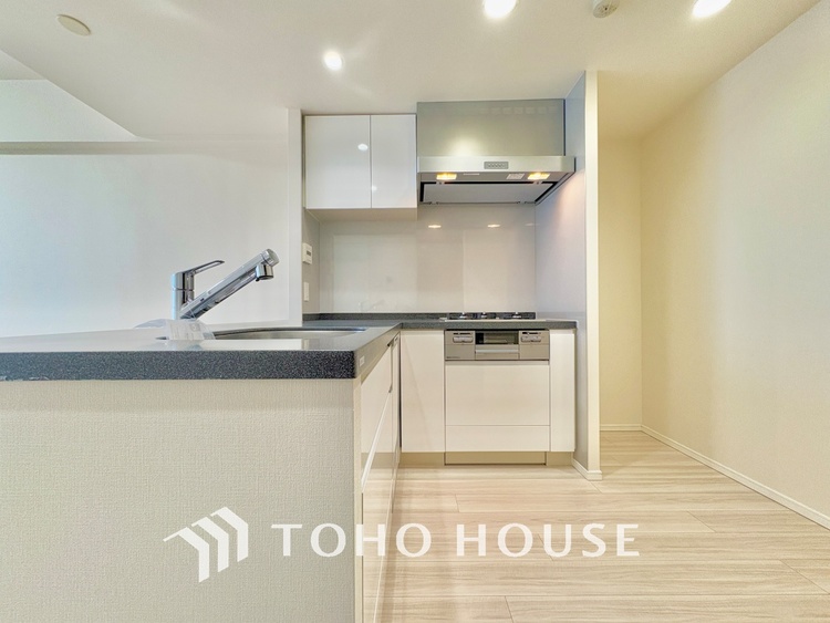 キッチン 手元の収納から、足元の収納までが全てスライド式で、奥のスペースまで有効に活用できます。奥まで上から見渡せるので、たまにしか使わない調理器具もサッと取出せます。